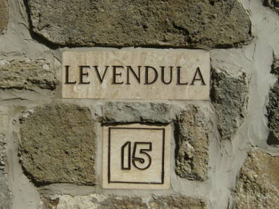 A Levendula utca egyik táblája és házszáma