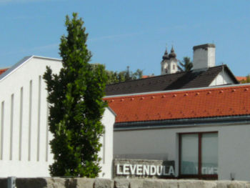 Tihanyi Levendula ház, háttérben az Apátsággal.