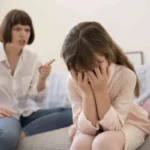 7 kérdés, amelyből kiderül, hogy túlzottan védelmező szülők neveltek-e: pszichológus útmutató