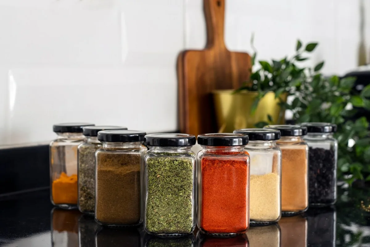 Fűszerezd fel a konyhádat: okos tippek a fűszertartók rendezéséhez
